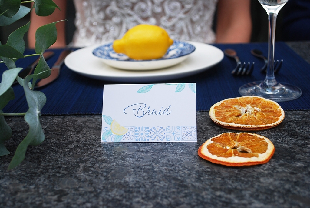 Naamkaartje voor tafelschikking met mediterraanse tegels en citroenen.