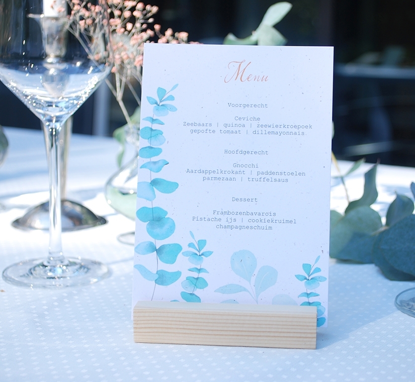 Tafeldecoratie bruiloft menukaart met eucalyptus. Weddingstationary collectie Hannah Illustreert 2023