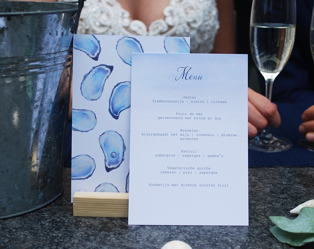 Trouwkaart, bruiloft uitnodiging met oesters, aquarel, zee, strandbruiloft weddingstationary. Collectie Hannah Illustreert 2023.