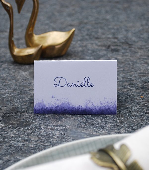 Blauw naamkaartje met aquarel passend bij trouwkaart maan en sterren voor een duurzame bruiloft. Starry night thema