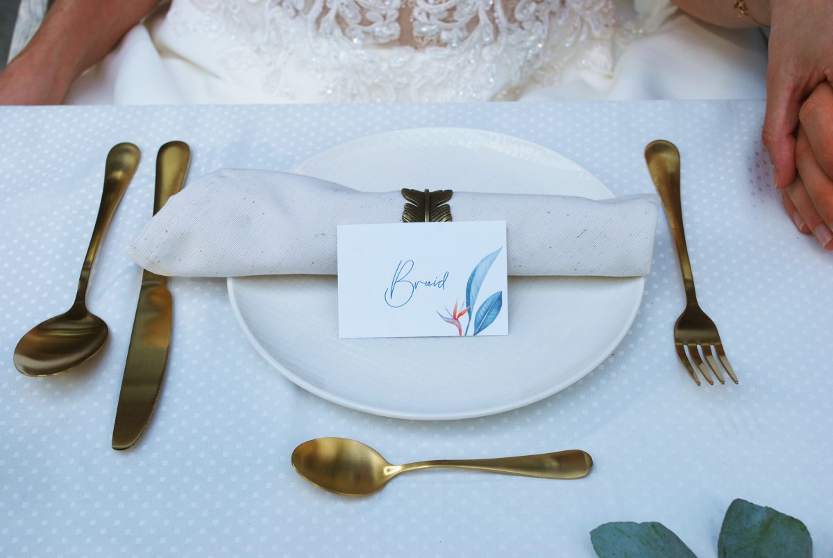 Plaatskaartjes voor tafelschikking tijdens de bruiloft met Strelitzia bloem.